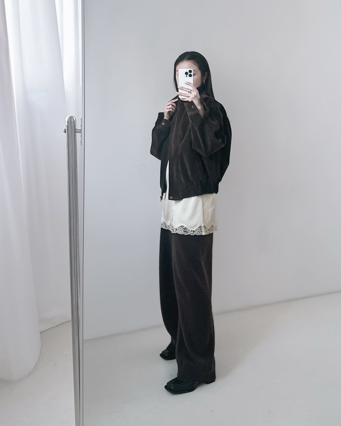 高質緞面V領吊帶連身裙 米白色