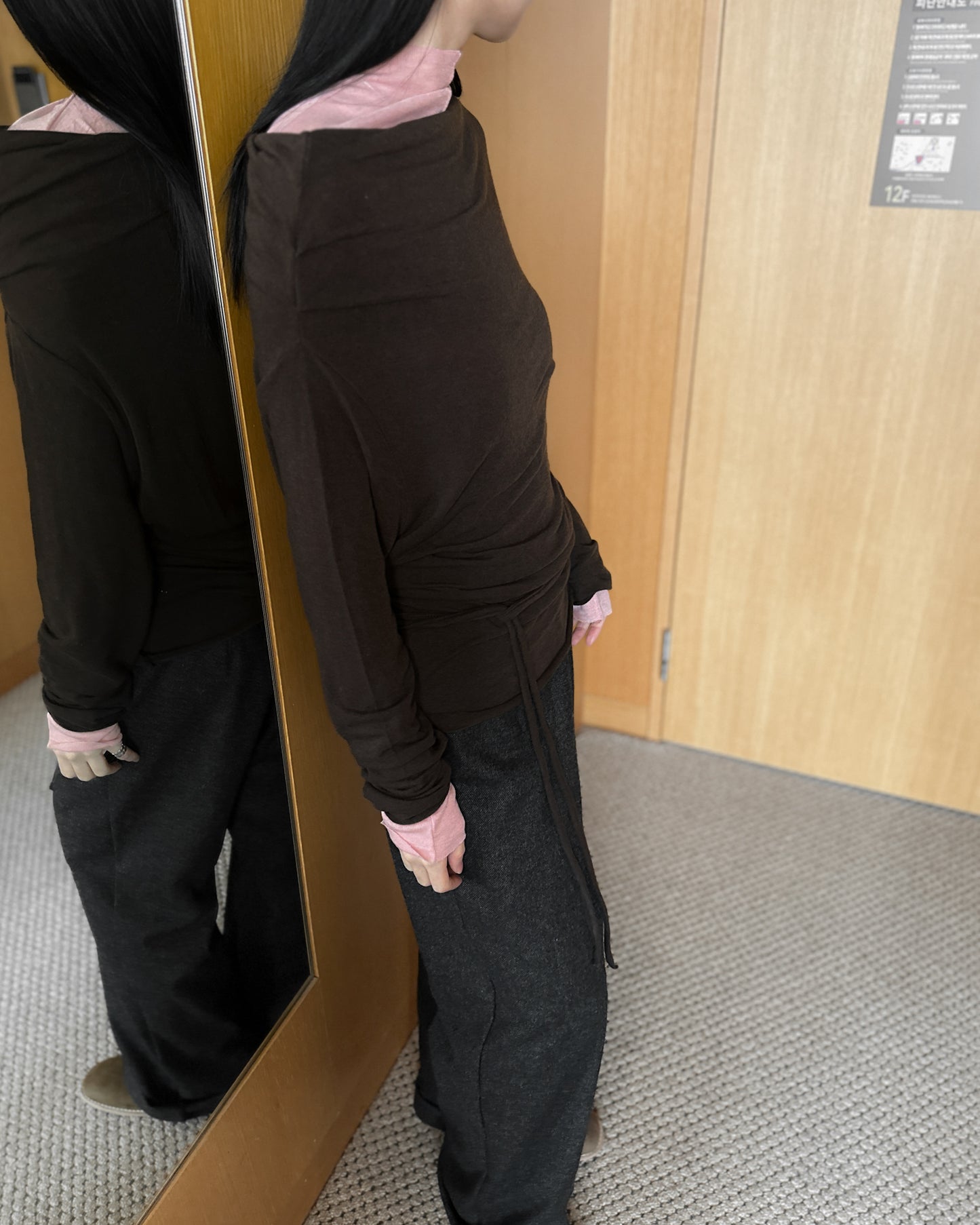 斜肩抓褶天絲上衣 - 深啡色