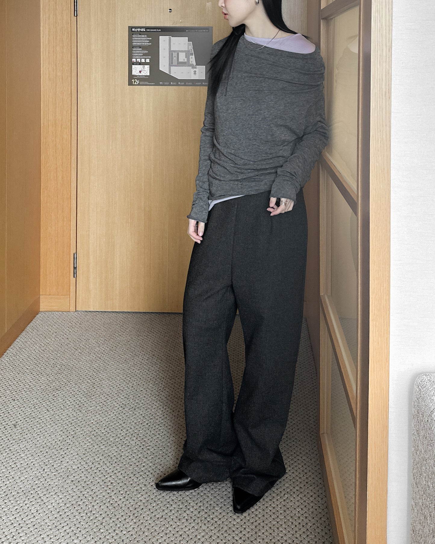 斜肩抓褶天絲上衣 - 深啡色