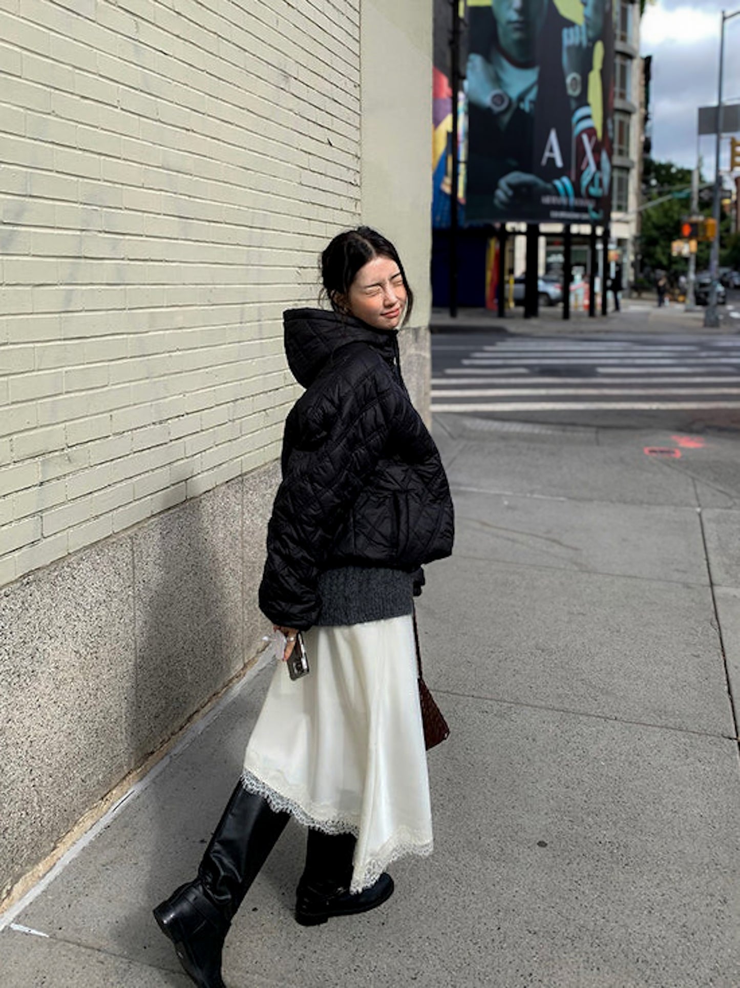 高質緞面蕾絲斜邊半長裙 白色