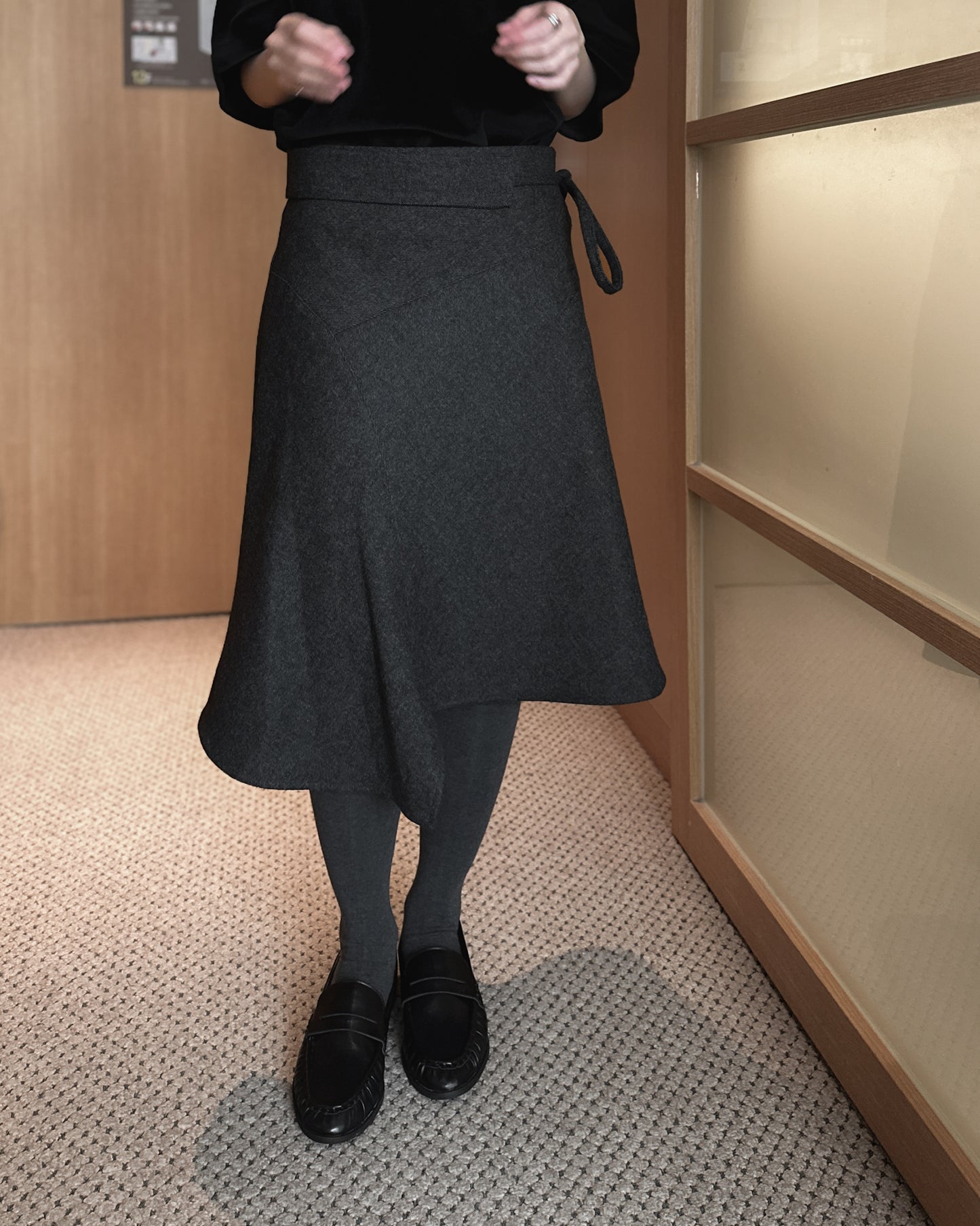 不規則收邊羊毛半截裙 - 深灰色