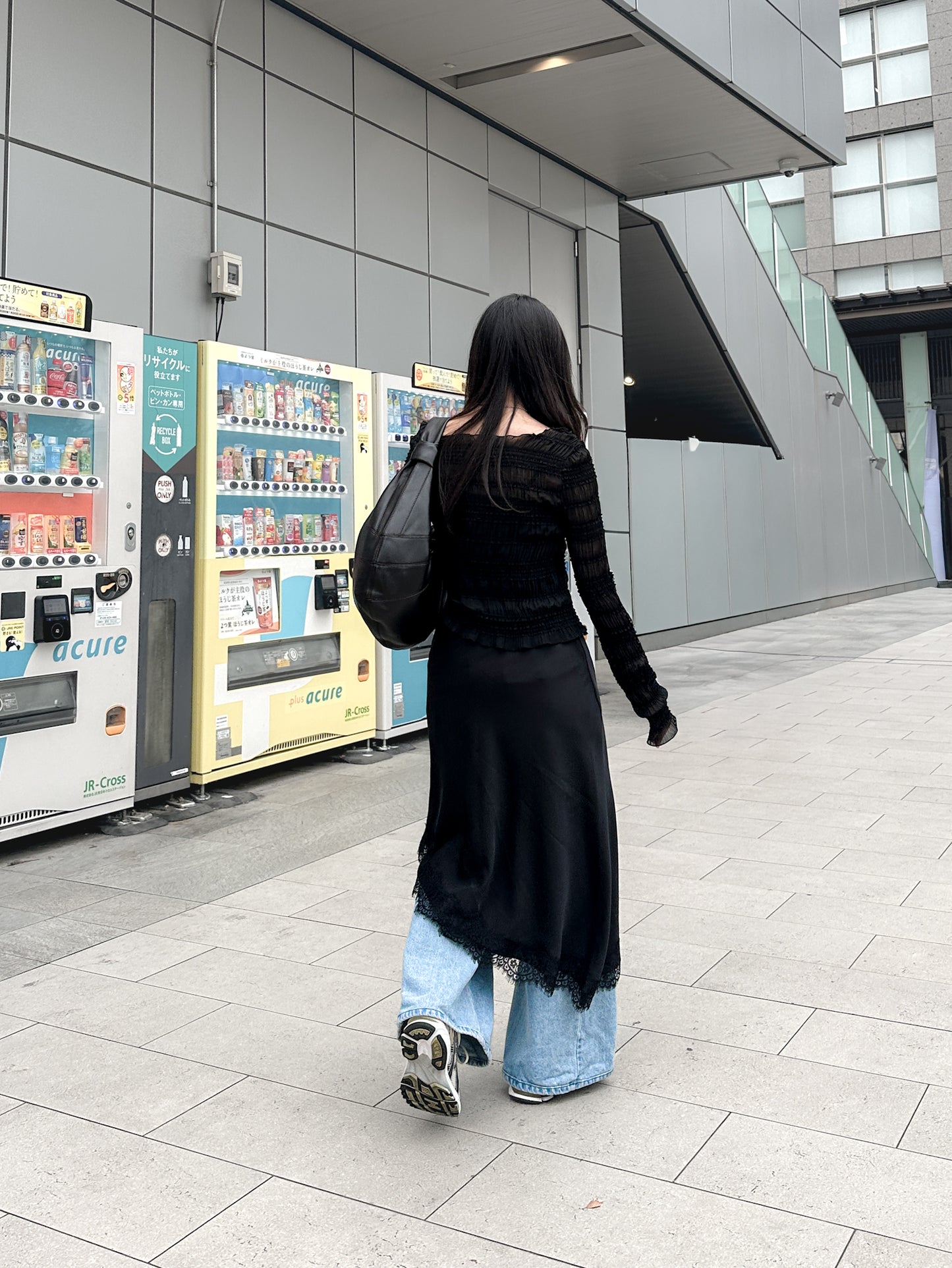 高質緞面蕾絲斜邊半長裙 白色