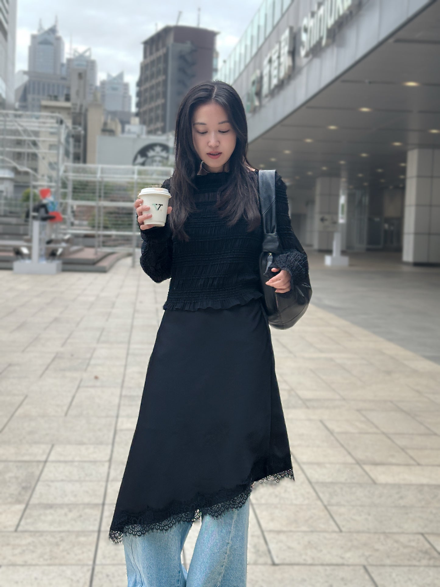 高質緞面蕾絲斜邊半長裙 白色