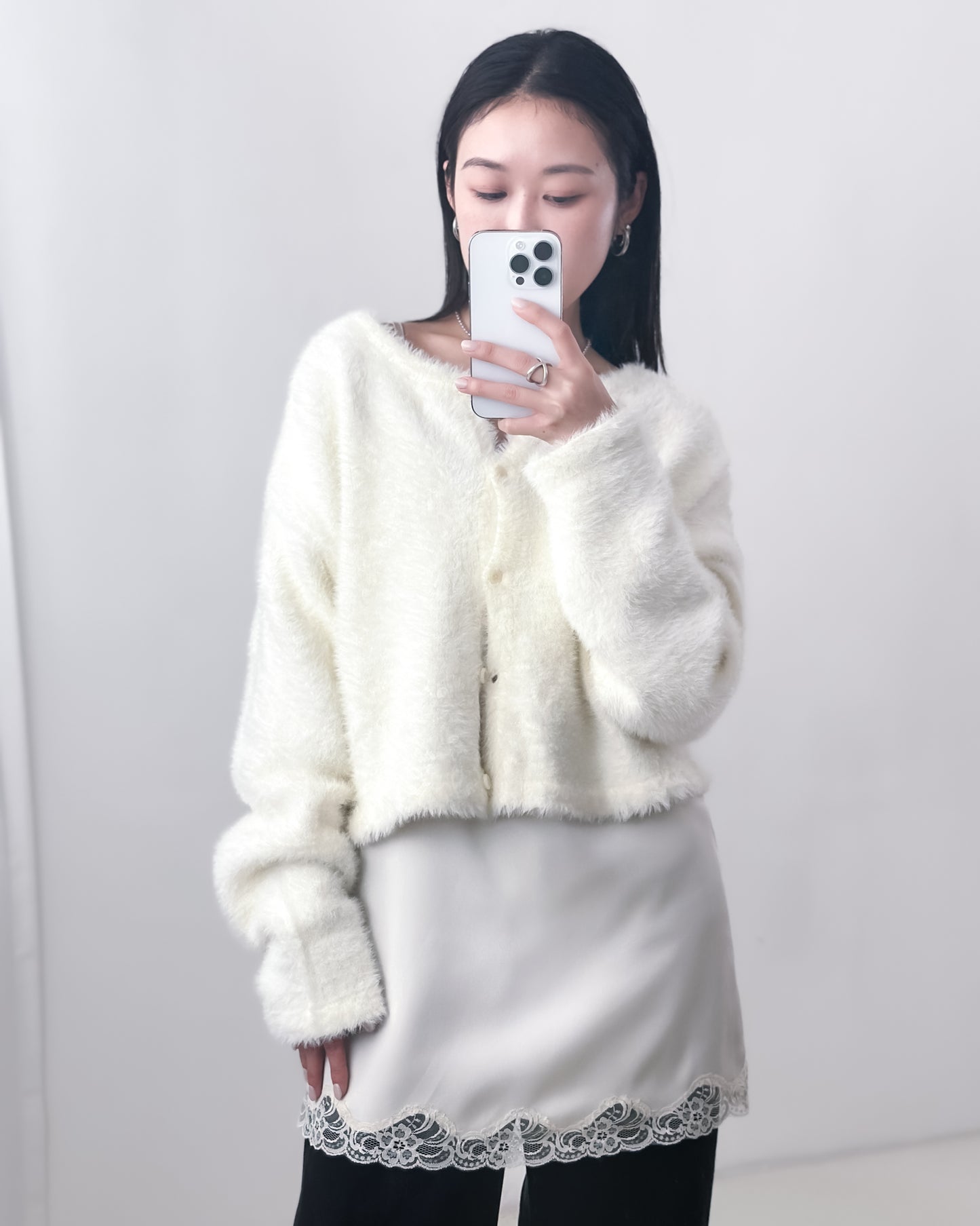 高質緞面V領吊帶連身裙 米白色