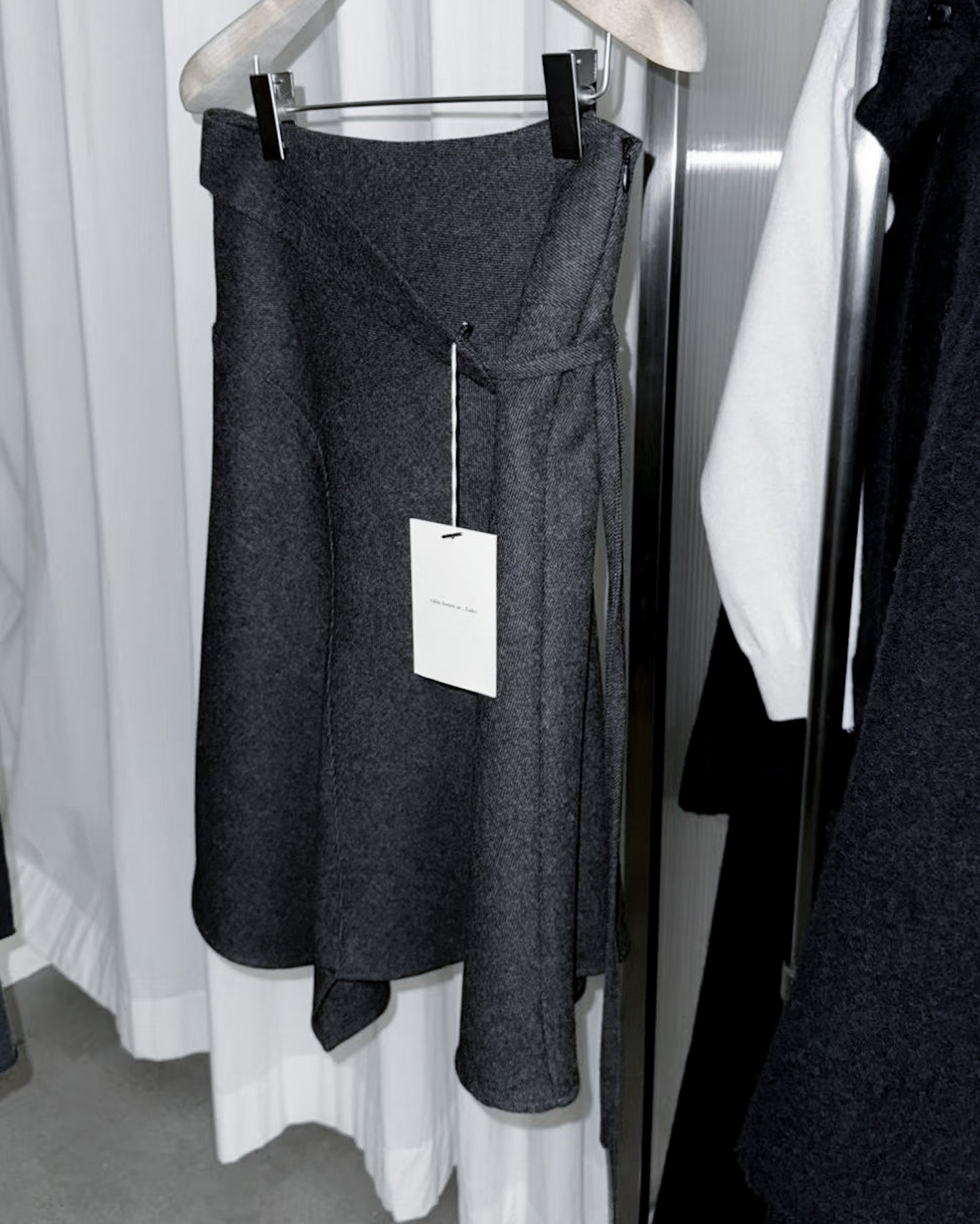 不規則收邊羊毛半截裙 - 深灰色